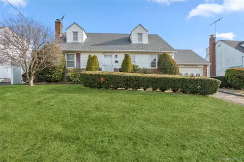 178 Farnum Blvd, Franklin Square, NY 11010