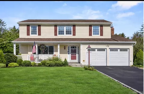 11 Marlboro Ln, East Islip, NY 11730