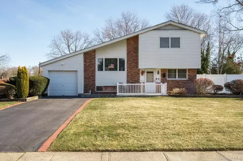 1 Shawnee Ln, Commack, NY 11725