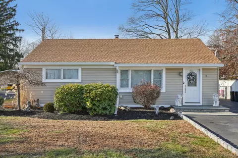 19 Tanneyanns Ln, West Haverstraw, NY 10993
