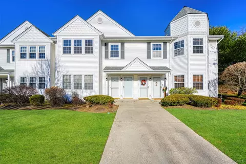 48 Victorian Ln, Medford, NY 11763