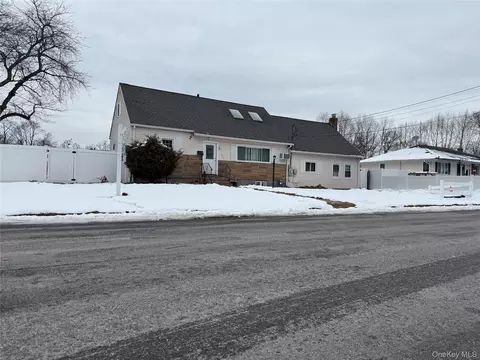 702 6th St, West Babylon, NY 11704