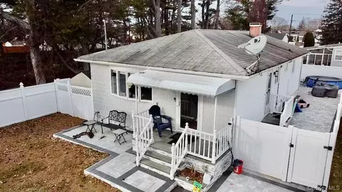 45 Amsterdam Ave, West Babylon, NY 11704