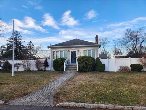 1504 3rd St, West Babylon, NY 11704