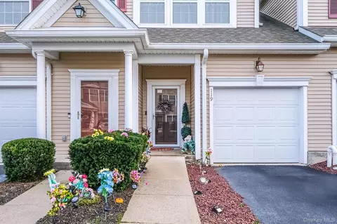 119 Wildwood Cir, Holtsville, NY 11742
