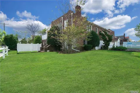 215 Roosevelt Blvd, Long Beach, NY 11561