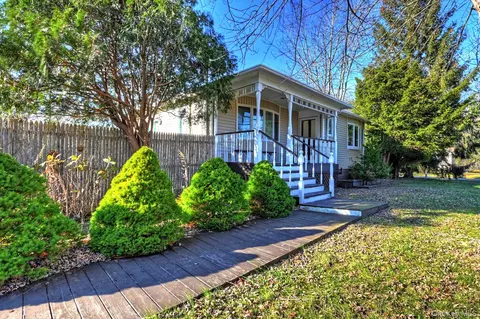 154 Jefferson Dr, Mastic Beach, NY 11951