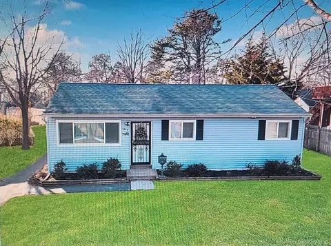 1678 N Thompson Dv, Bay Shore, NY 11706