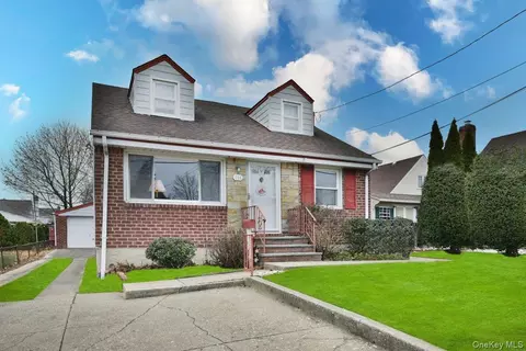135 Barwick Blvd, North Hempstead, NY 11501