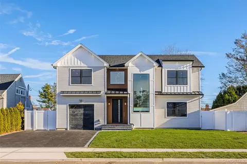 12 Friends Ln, Westbury, NY 11590