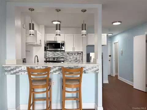 61-15 97th St #15P, New York, NY 11374