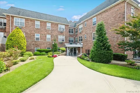2 Fowler Ave #206, Lynbrook, NY 11563