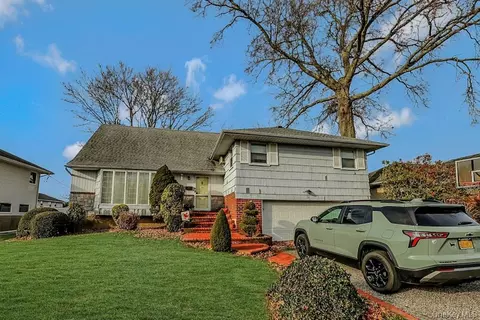 75 Melanie Ln, Syosset, NY 11791
