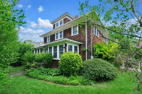 1025 9th St, Greenport, NY 11944
