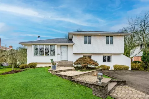 18 Roxbury Ave, Plainview, NY 11803