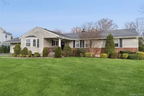 23 Saint Pauls Pl, Garden City, NY 11530