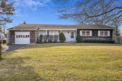182 Connetquot Dr, Oakdale, NY 11769