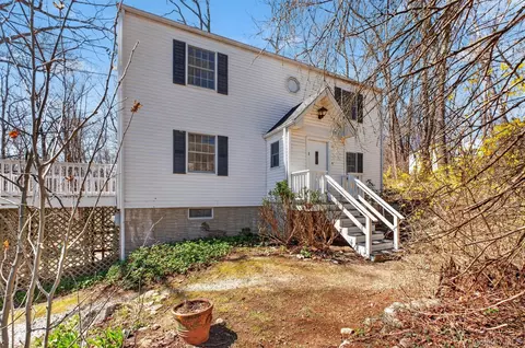11 Shawnee Rd, Putnam Valley, NY 10579