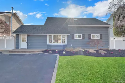 21 Piper Ln, Levittown, NY 11756