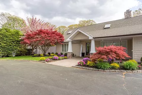 56 Fairfields Ln, Huntington Station, NY 11746