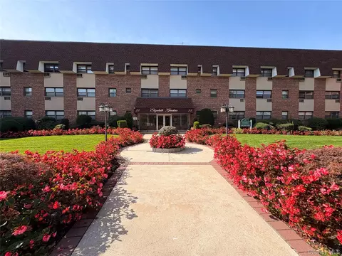 25 Elizabeth St #3A, Farmingdale, NY 11735