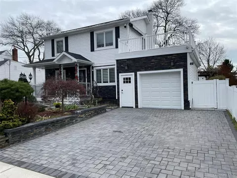 310 Brookside Ct, Copiague, NY 11726