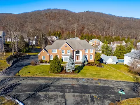 5 Beaver Pond Ct, Stony Point, NY 10980