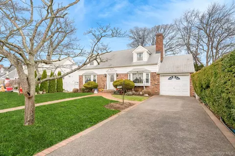 3861 Wilburne Ave, Seaford, NY 11783