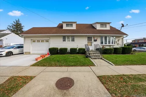 11 Crescent St, Hicksville, NY 11801