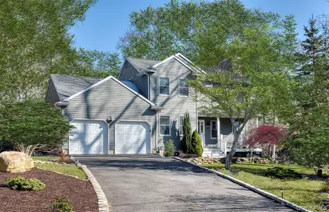 66 Knoll Rd, Southampton, NY 11968