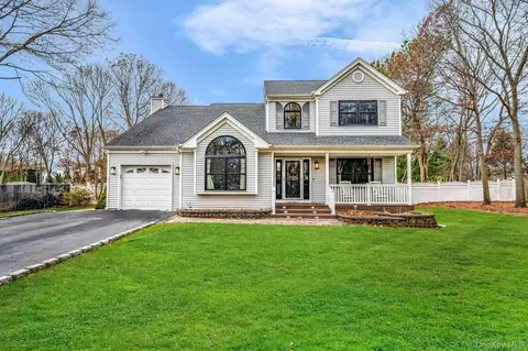 124 Spence Ave, Holtsville, NY 11742