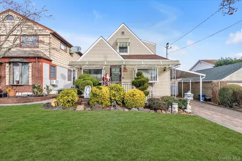 1006 N 7th St, North Hempstead, NY 11040