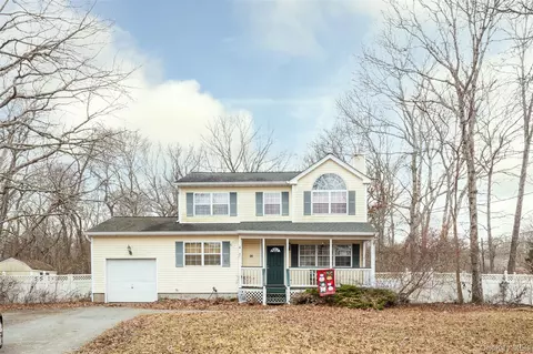 24 Lonscreek Pl, Mastic Beach, NY 11951