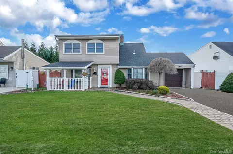 32 Needle Ln, Levittown, NY 11756