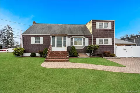 149 Byrd St, Lindenhurst, NY 11757