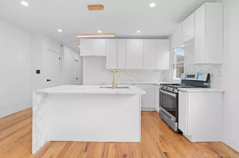 115-39 202nd St, New York, NY 11412