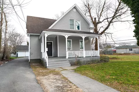 45 Rider Ave, Patchogue, NY 11772