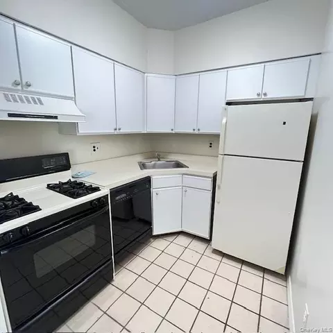 66-07 242nd St #13E, New York, NY 11362