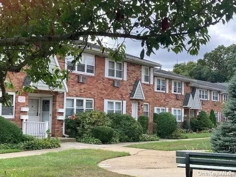100 Connetquot Ave #29, Islip, NY 11580