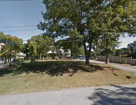 25 Grossman St, Huntington, NY 11747