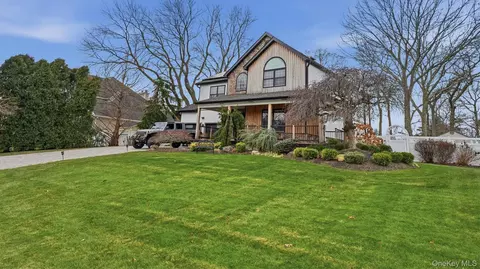 8 Hamilton Pl, Lake Grove, NY 11755