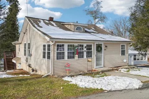 252 East Dr, Walden, NY 12586