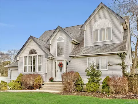 19 Birchwood Dr, Shirley, NY 11967