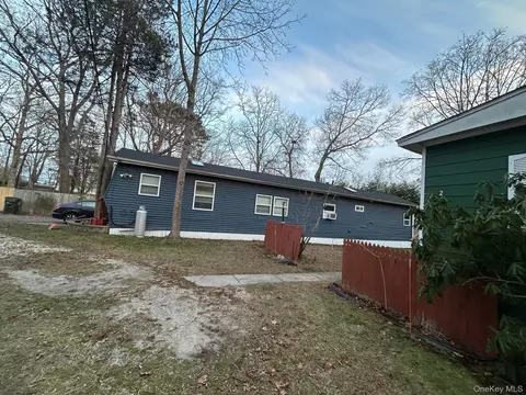 83 Forge Rd, Riverhead, NY 11901 photo 2