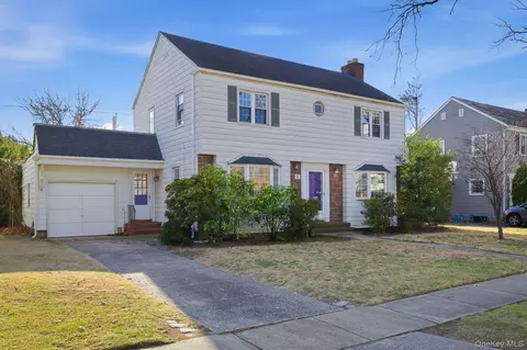 58 Dartmouth St, Garden City, NY 11530