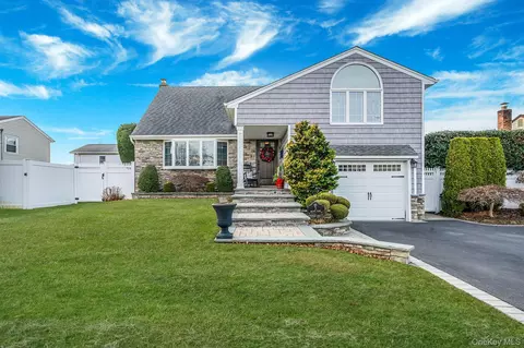 3 Walnut Pl, Massapequa, NY 11758