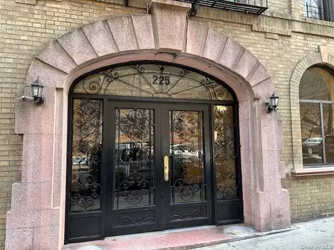 225 Bennett Ave #2R, New York, NY 10040