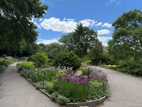 225 Bennett Ave #2R, New York, NY 10040