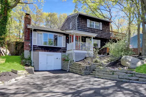 25 Zenith Rd, Rocky Point, NY 11778