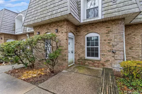 655 Middle Country Rd #4D1, Selden, NY 11784